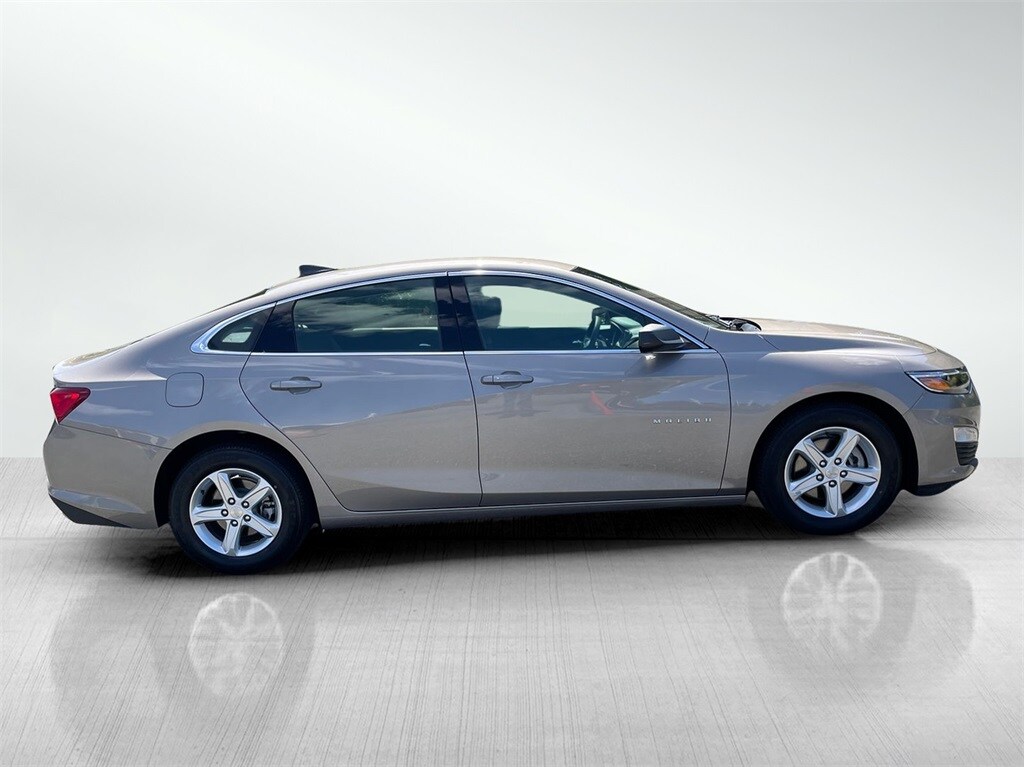 2023 Chevrolet Malibu photo 2