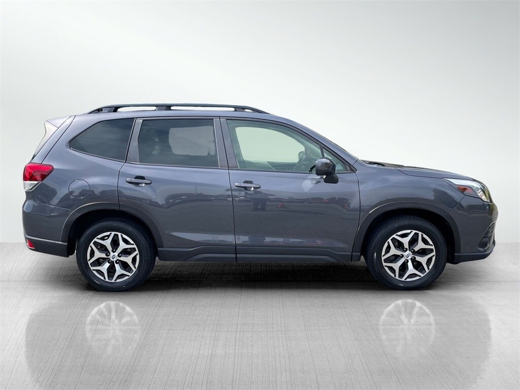 2022 Subaru Forester Premium photo 3