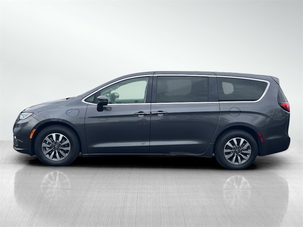 2022 Chrysler Pacifica Hybrid Touring L photo 3