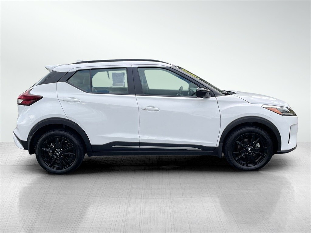 2024 Nissan Kicks SR photo 2