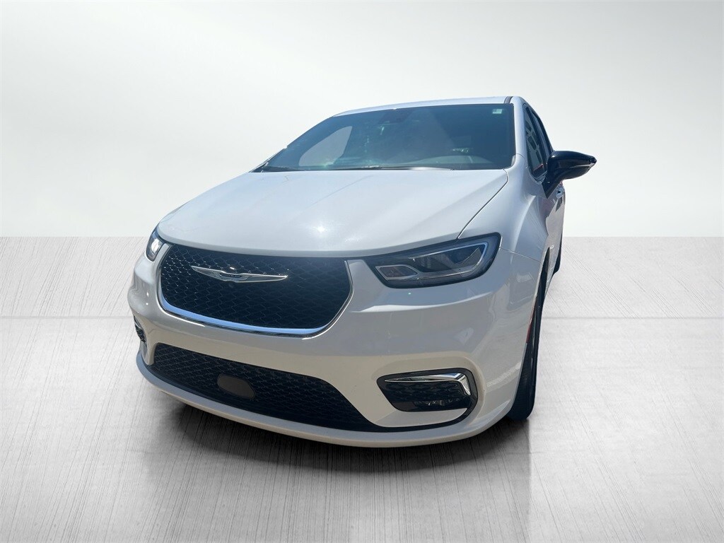 2024 Chrysler Pacifica Touring photo 2
