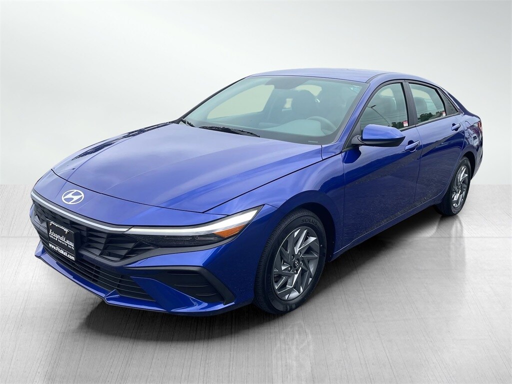 2024 Hyundai Elantra SEL photo 2