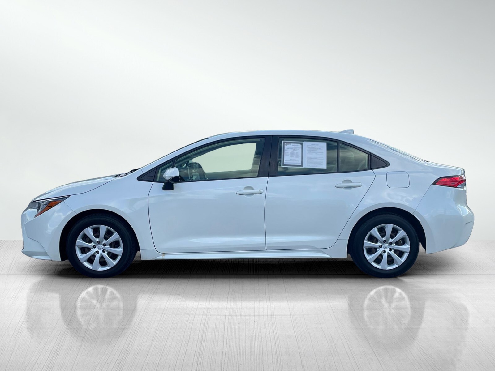 2020 Toyota Corolla LE photo 3