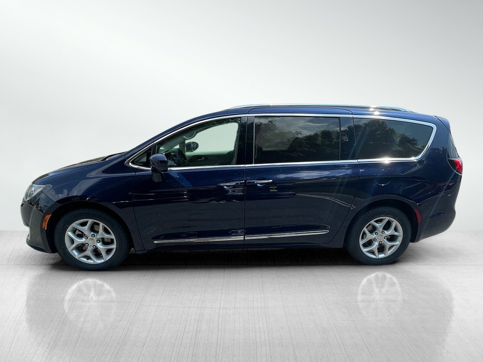 2017 Chrysler Pacifica Touring Plus photo 3