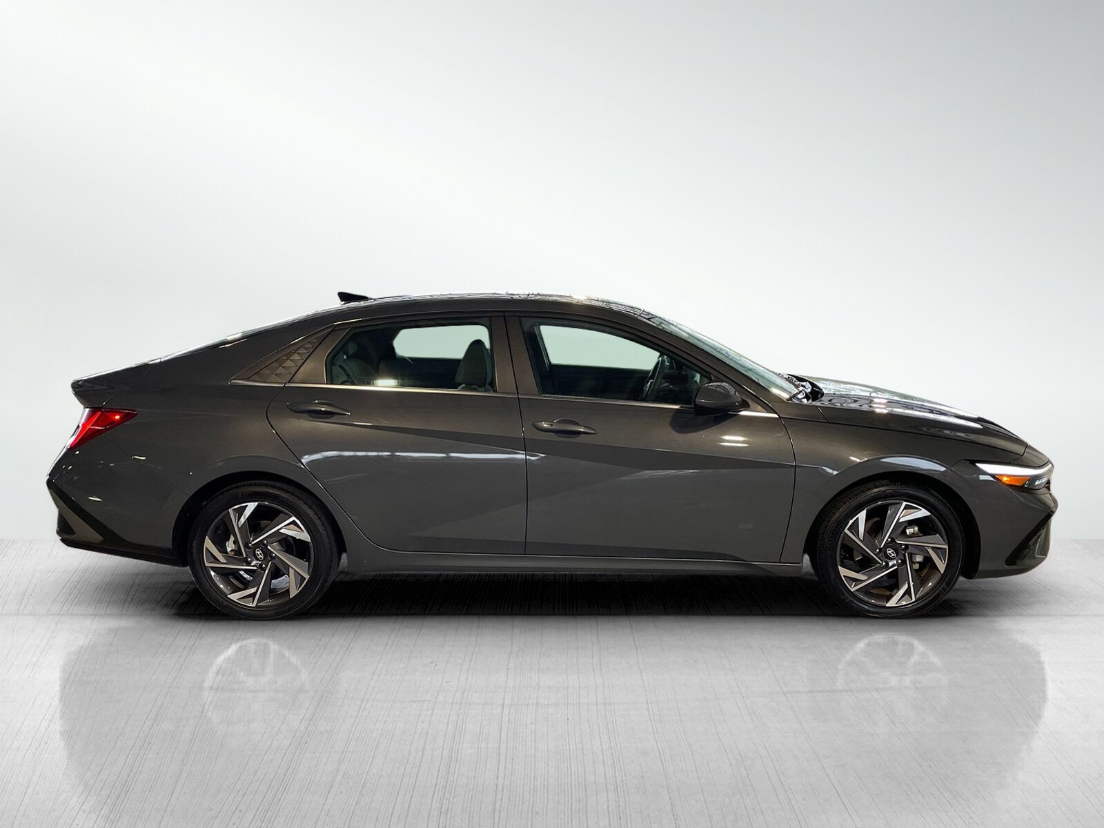 2024 Hyundai Elantra SEL Convenience photo 3