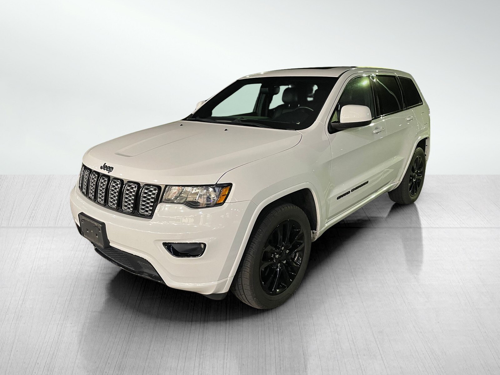 2019 Jeep Grand Cherokee Laredo Altitude photo 3