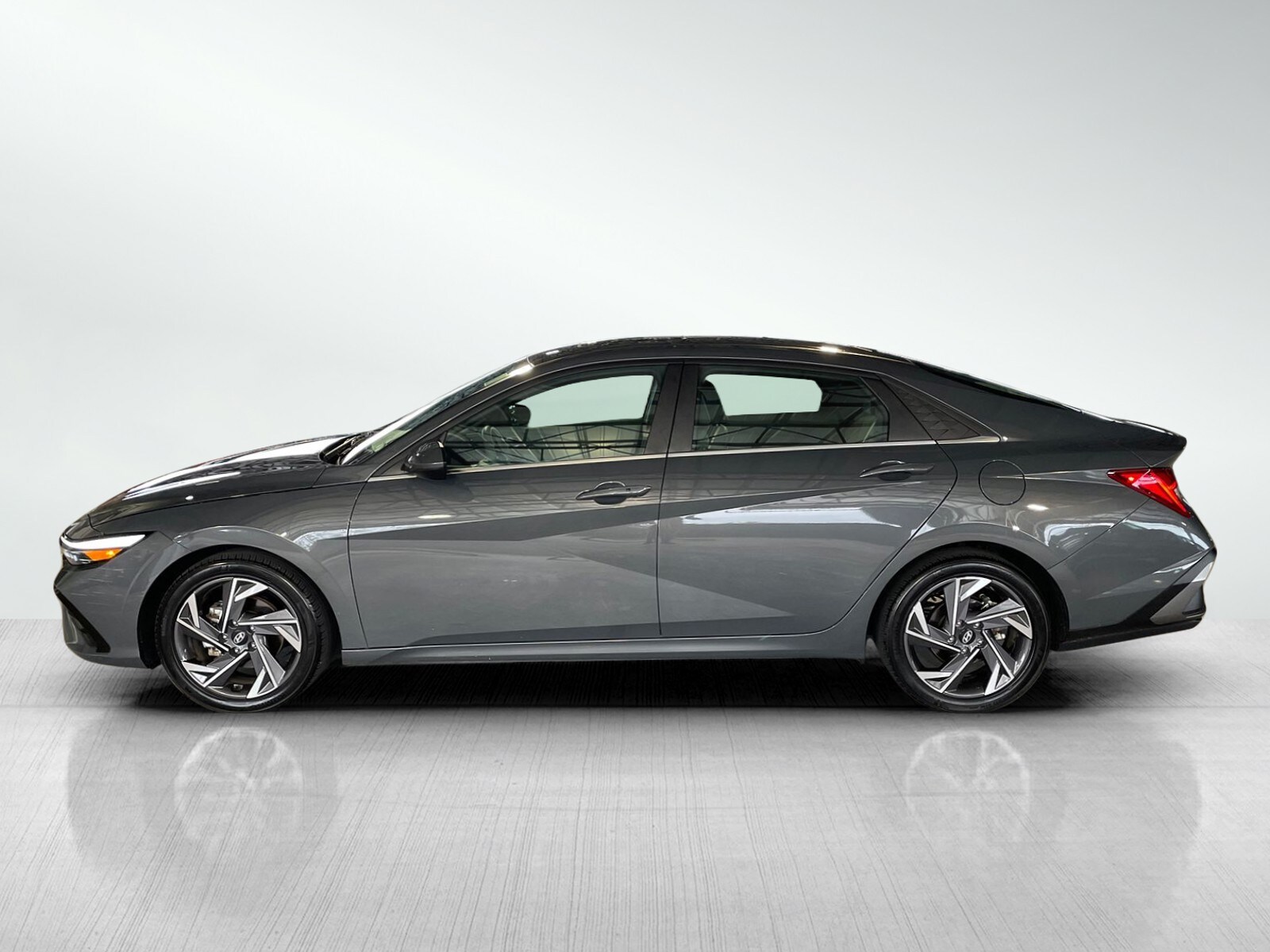 2024 Hyundai Elantra SEL Convenience photo 2
