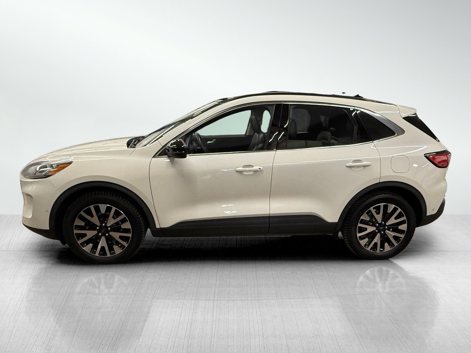 2020 Ford Escape Titanium Hybrid photo 3