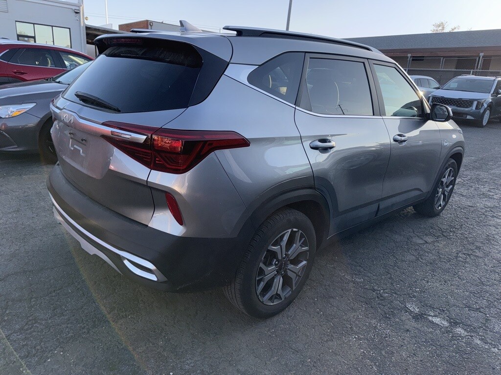 2022 Kia Seltos EX photo 3