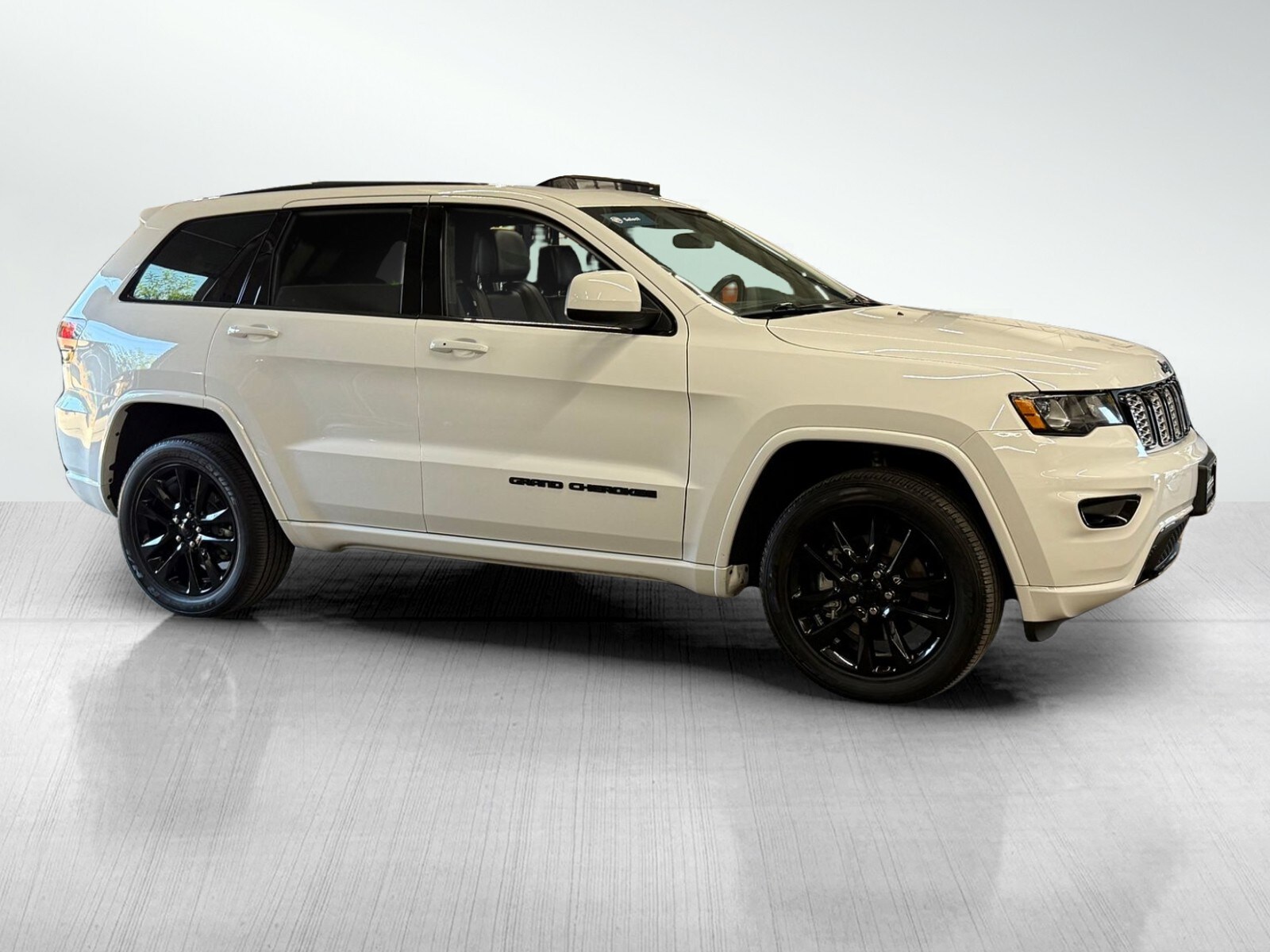 2021 Jeep Grand Cherokee Laredo X photo 2