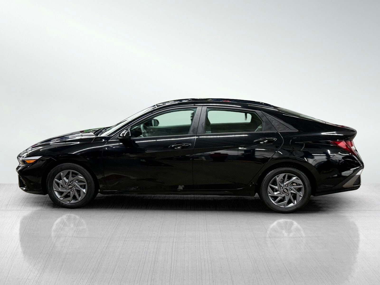 2024 Hyundai Elantra SEL photo 3