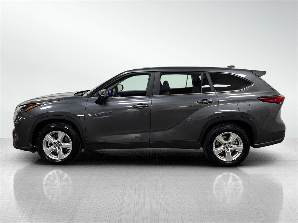 2023 Toyota Highlander LE photo 3