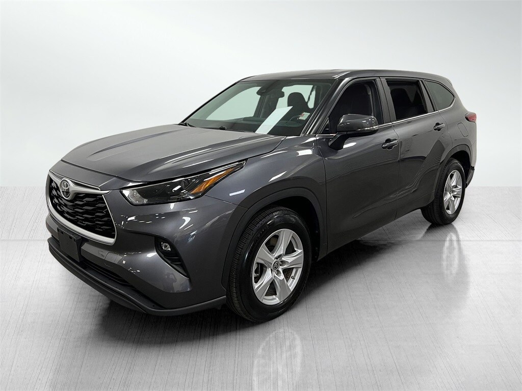 2023 Toyota Highlander LE photo 2