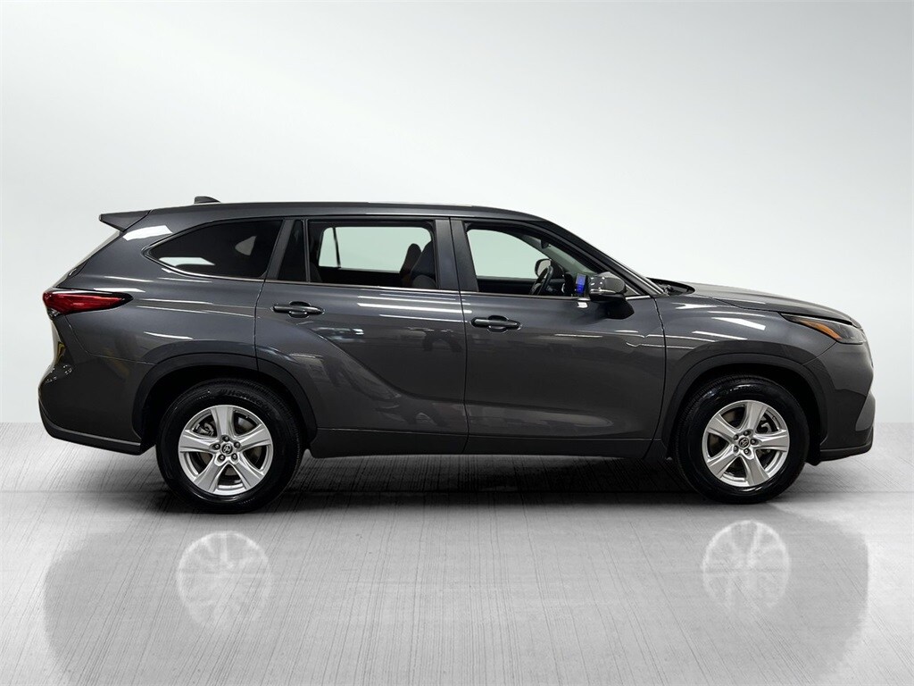 2023 Toyota Highlander LE photo 4