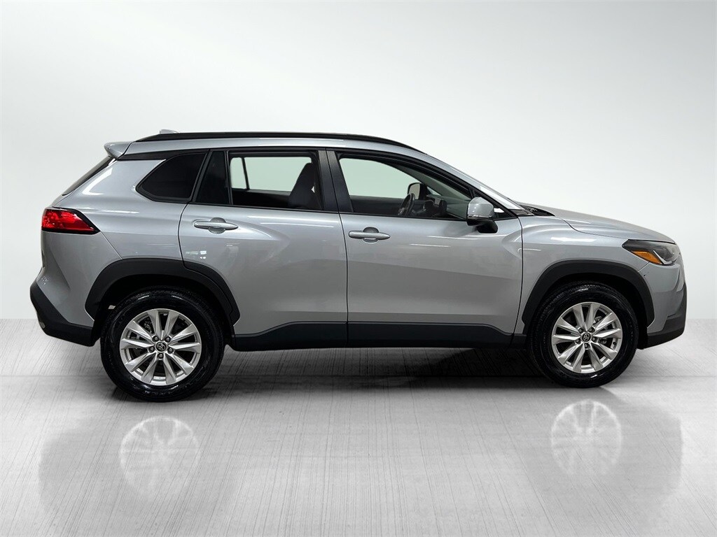 2024 Toyota Corolla Cross LE photo 4