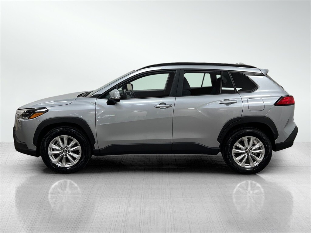 2024 Toyota Corolla Cross LE photo 3