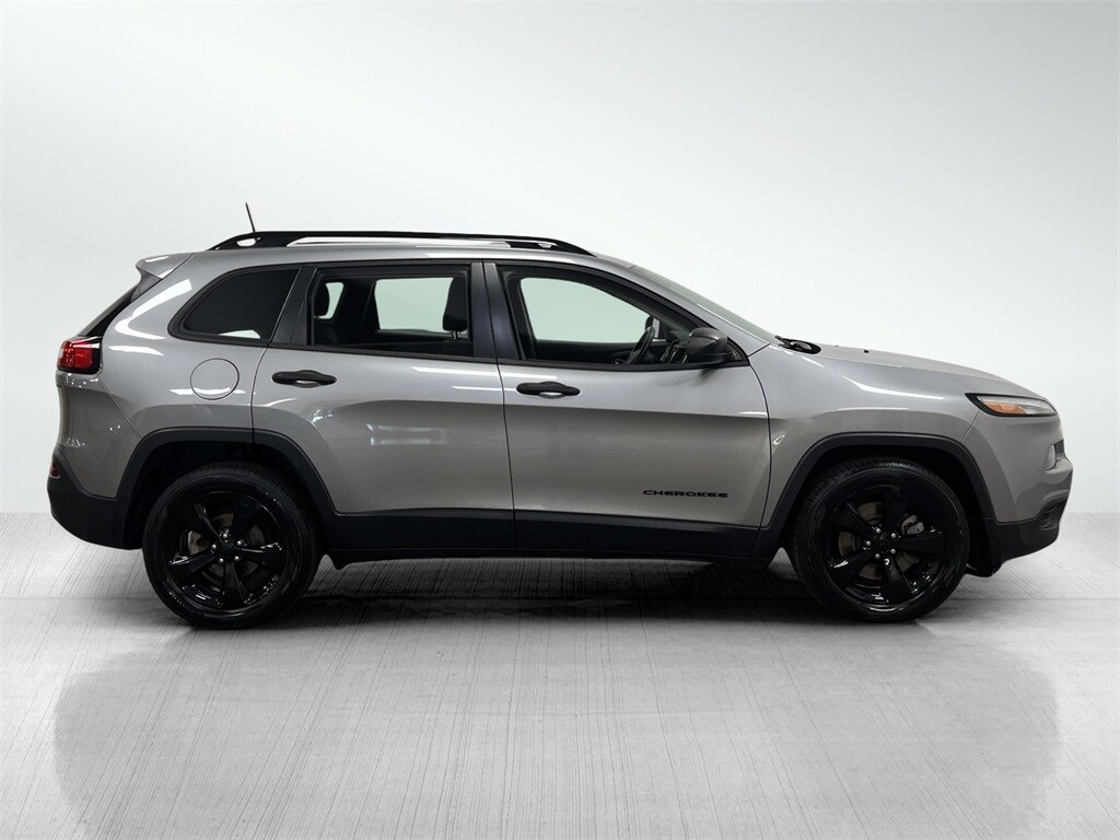 2017 Jeep Cherokee Sport photo 2
