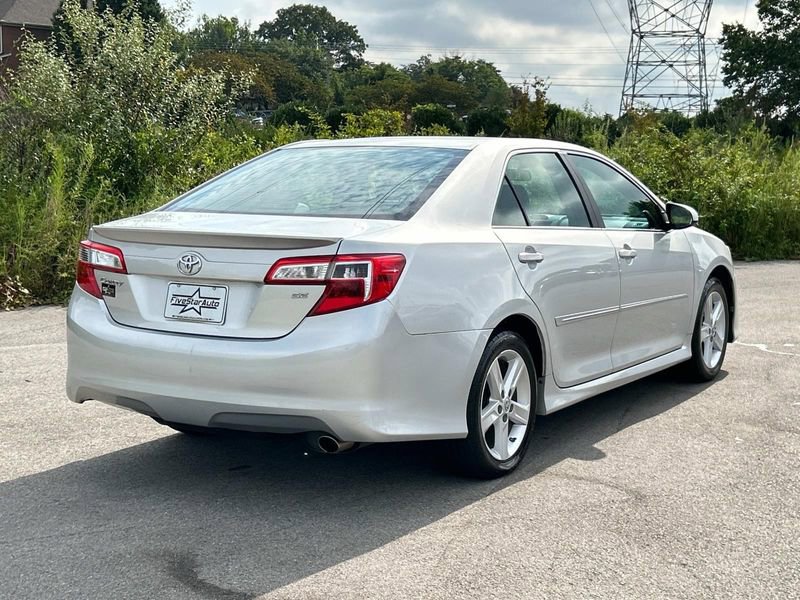 2013 Toyota Camry SE photo 3
