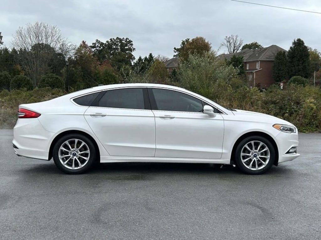 Used 2017 Ford Fusion SE Sedan
