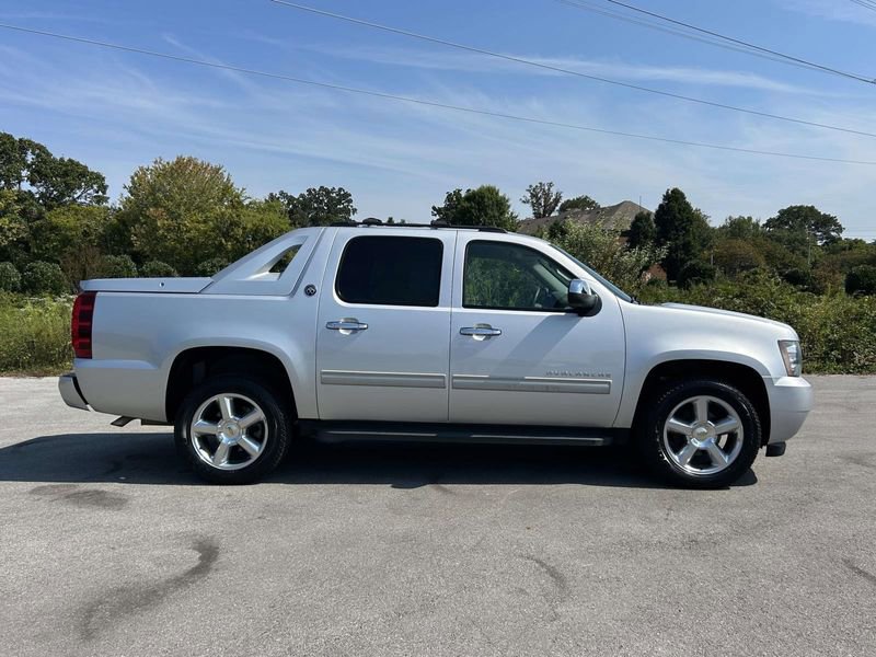 2013 Chevrolet Avalanche LT photo 2