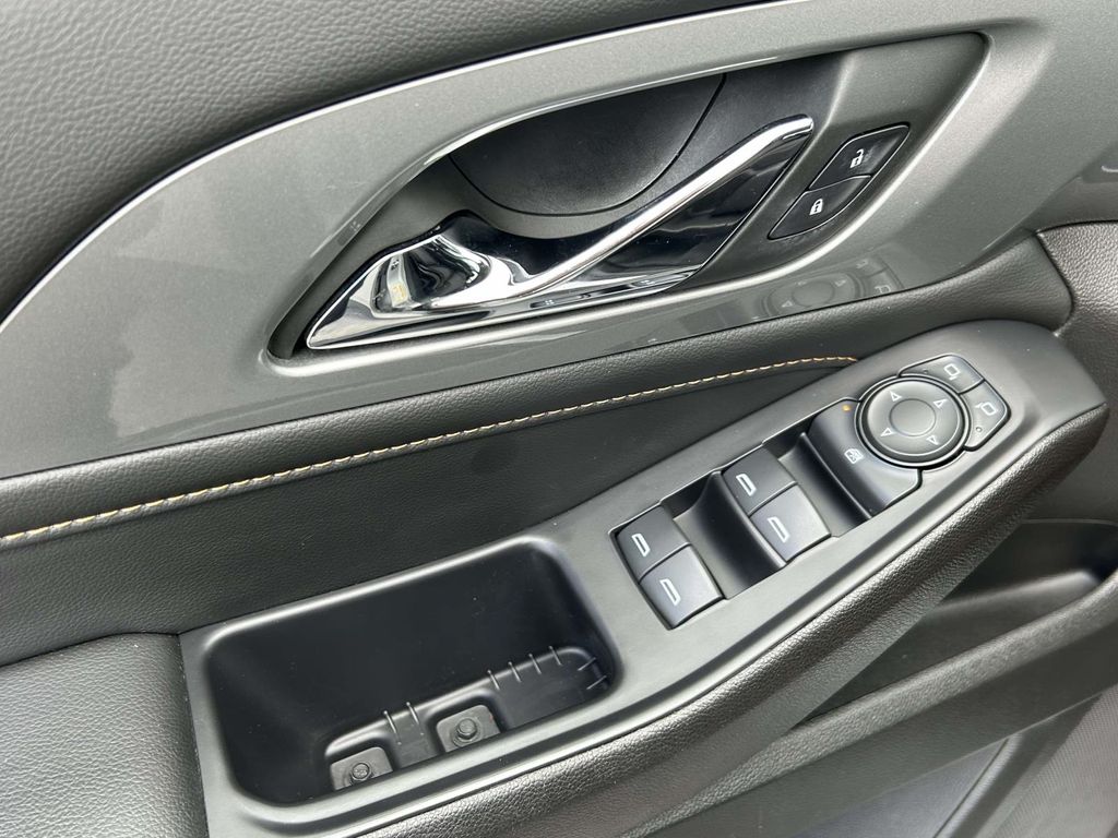 2021 Chevrolet Traverse LS - Photo 18