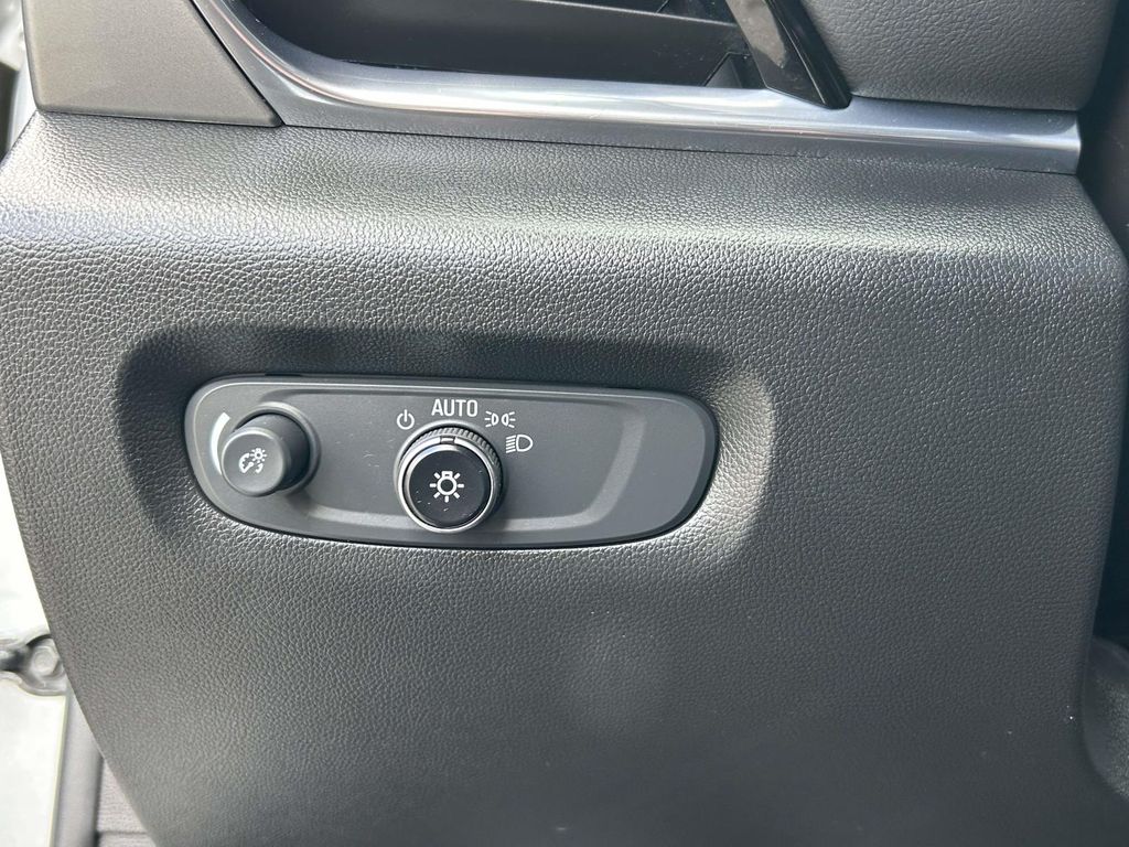 2021 Chevrolet Traverse LS - Photo 19