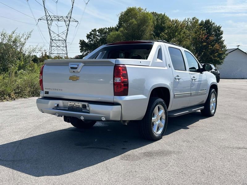 2013 Chevrolet Avalanche LT photo 3
