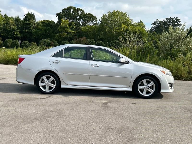 2013 Toyota Camry SE photo 2