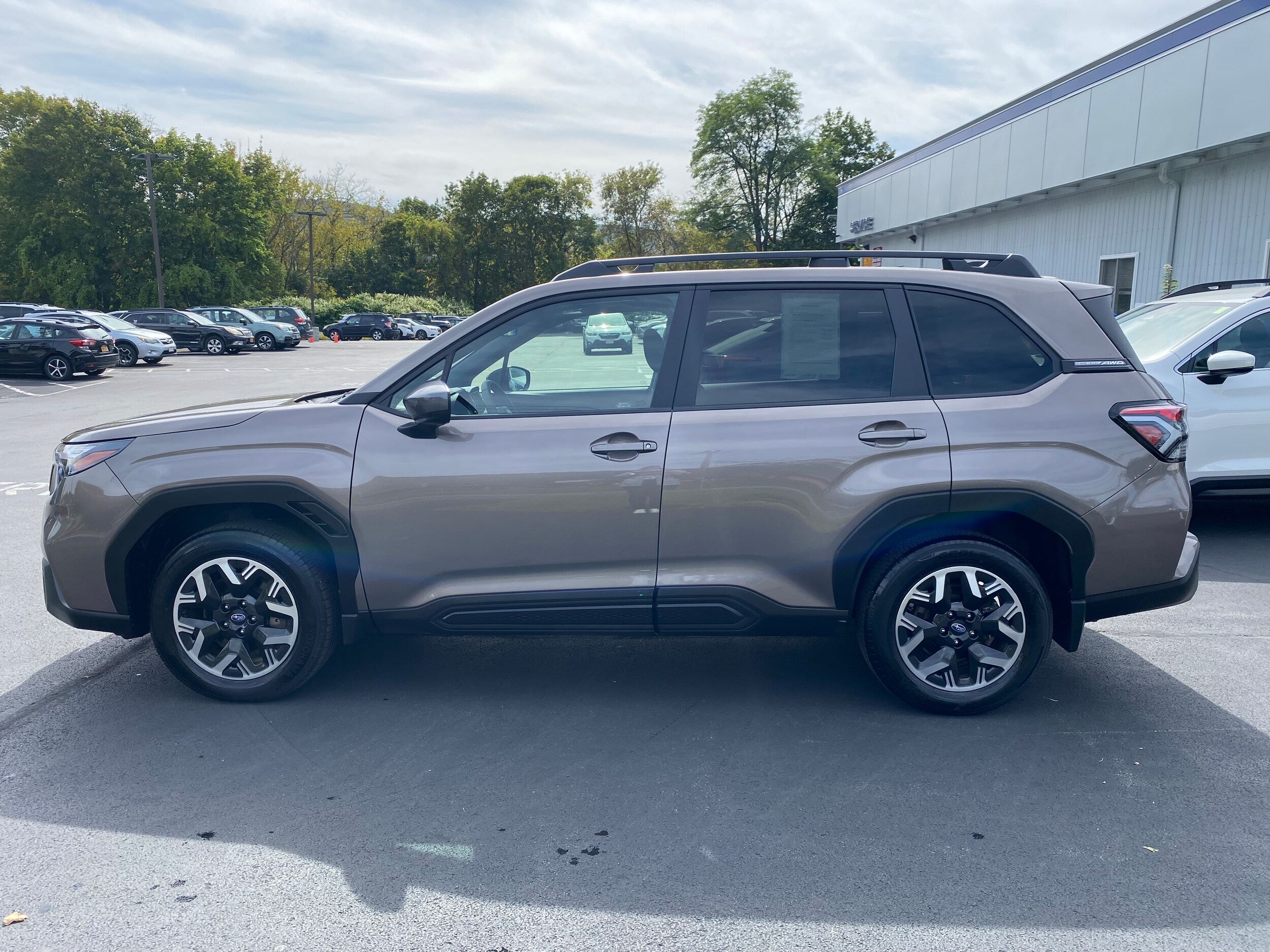 2025 Subaru Forester Premium photo 2