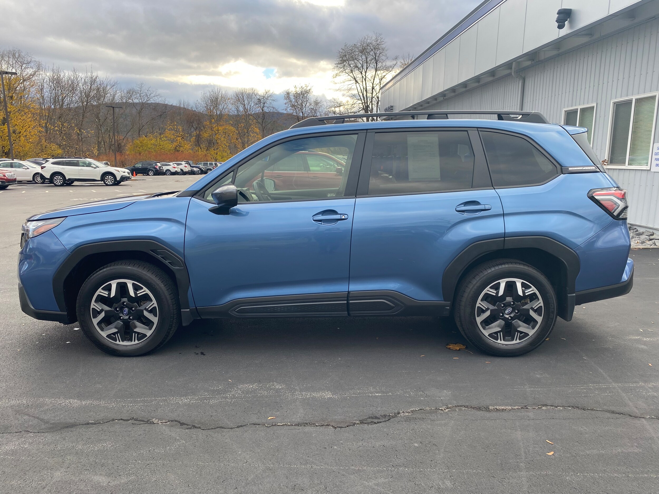 2025 Subaru Forester Premium photo 4