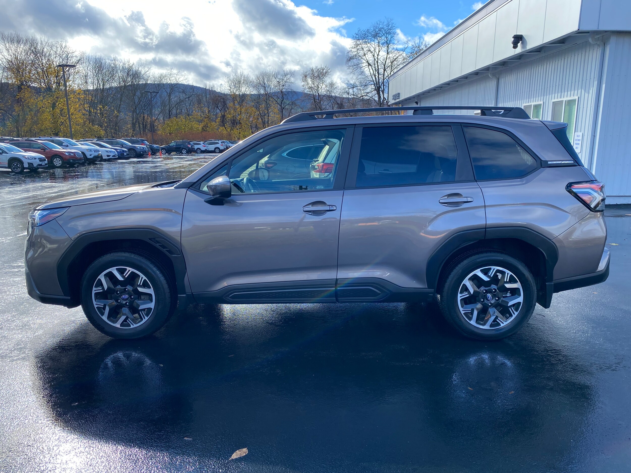 2025 Subaru Forester Premium photo 4