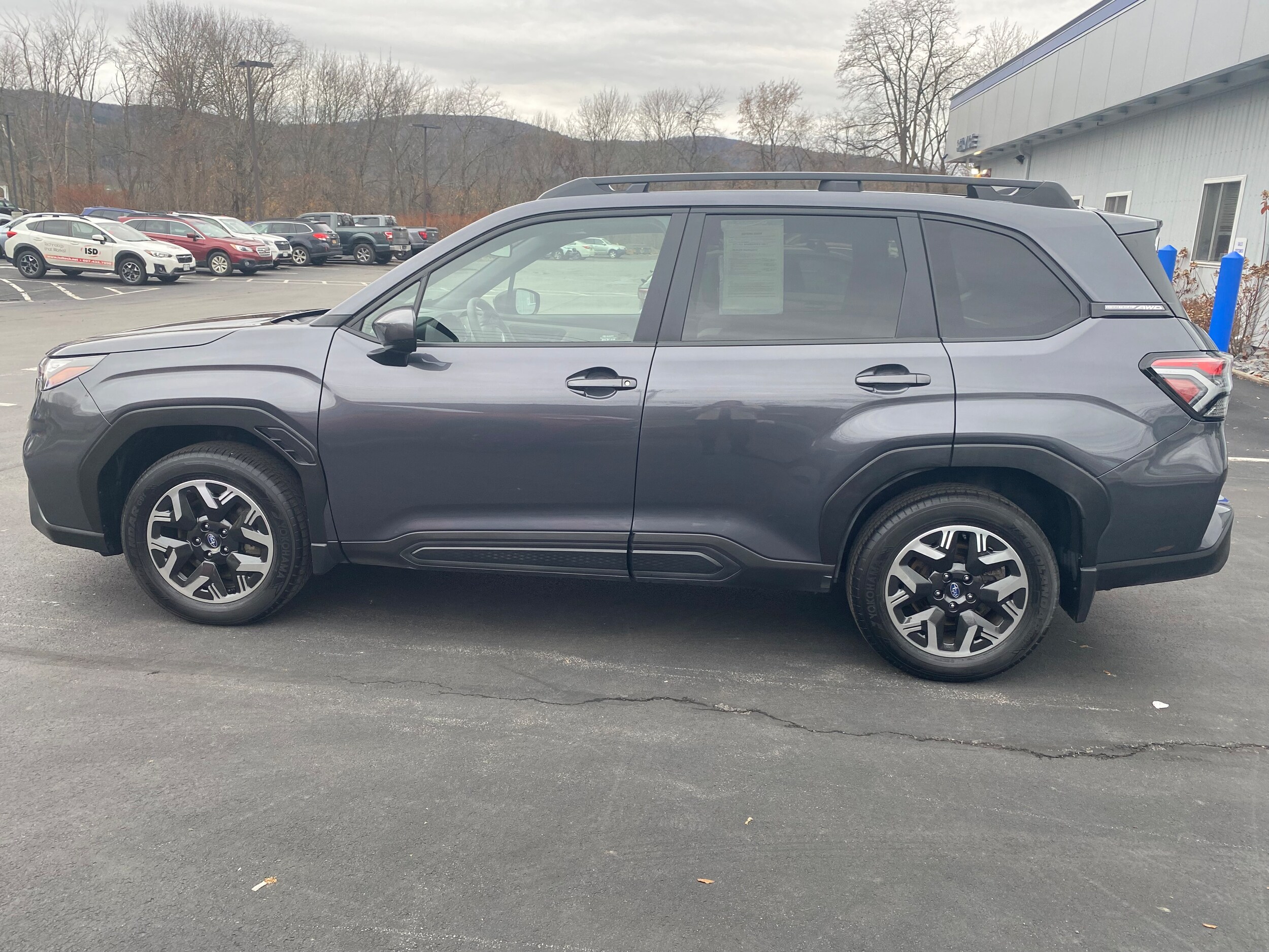 2025 Subaru Forester Premium photo 4