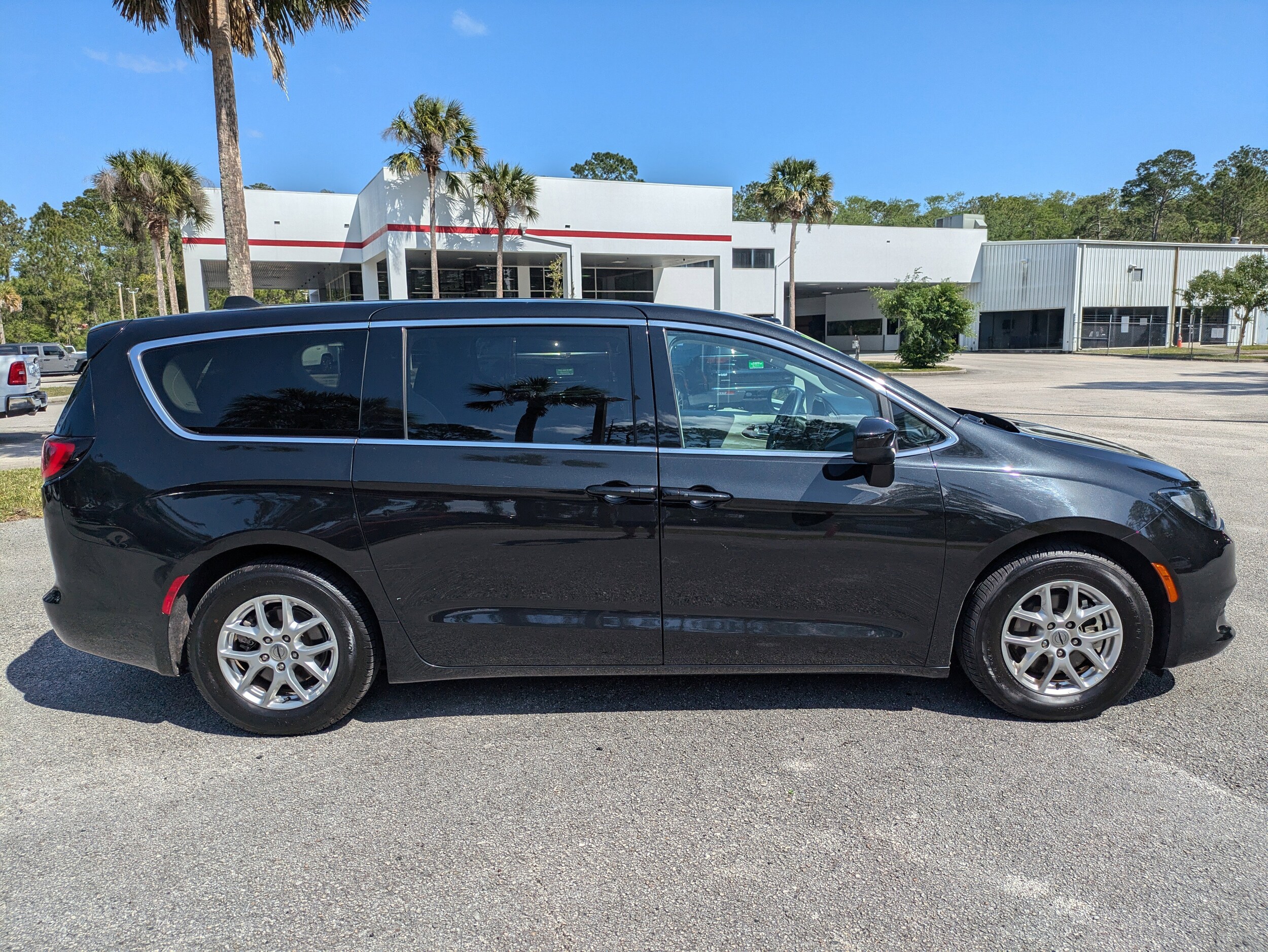 2022 Chrysler Voyager LX photo 3