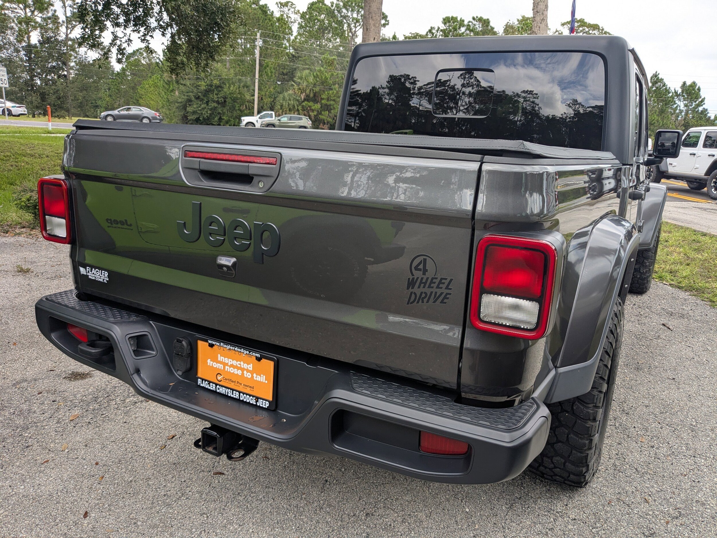 2021 Jeep Gladiator Willys photo 2