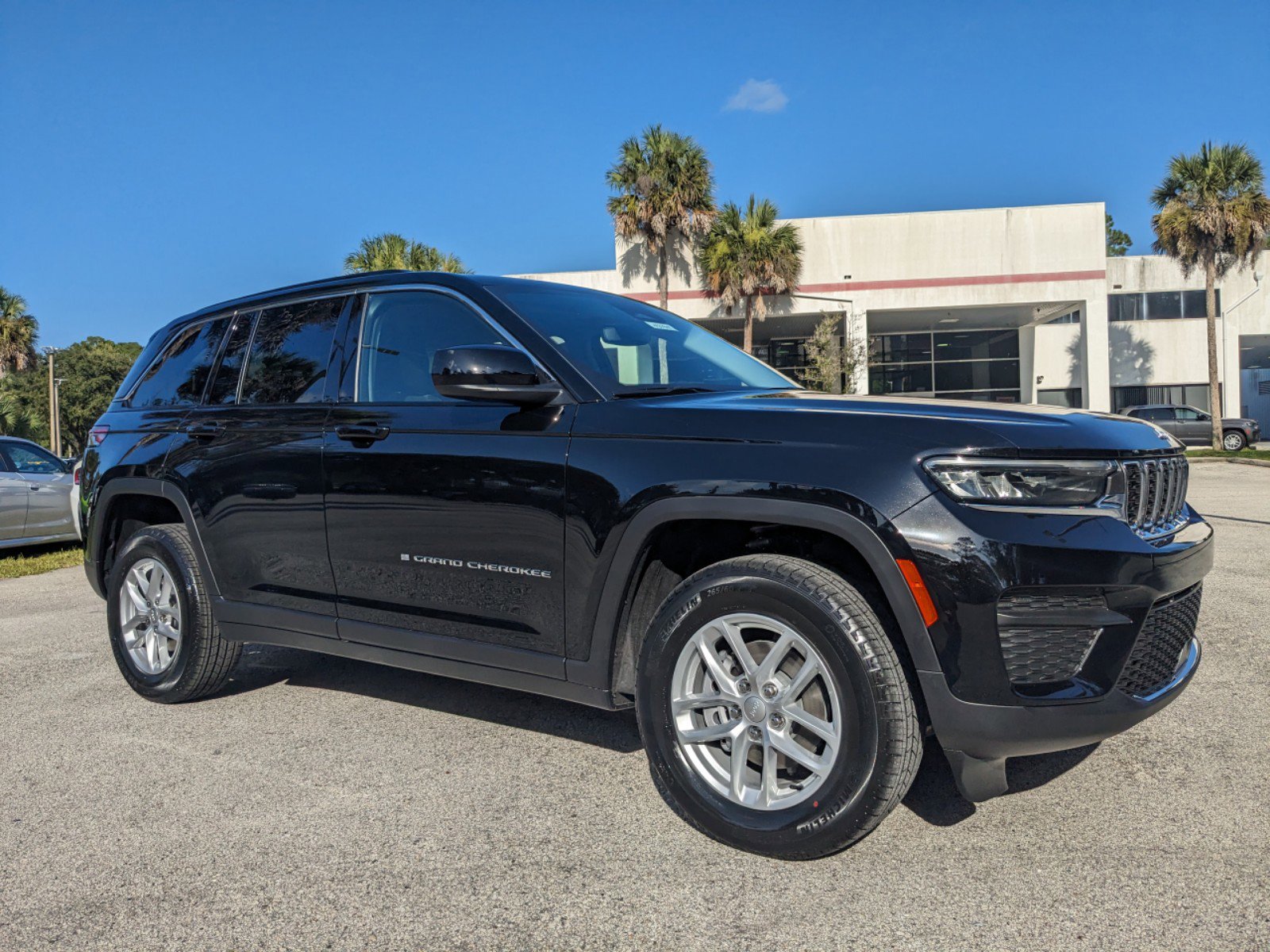 2023 Jeep Grand Cherokee Laredo photo 2