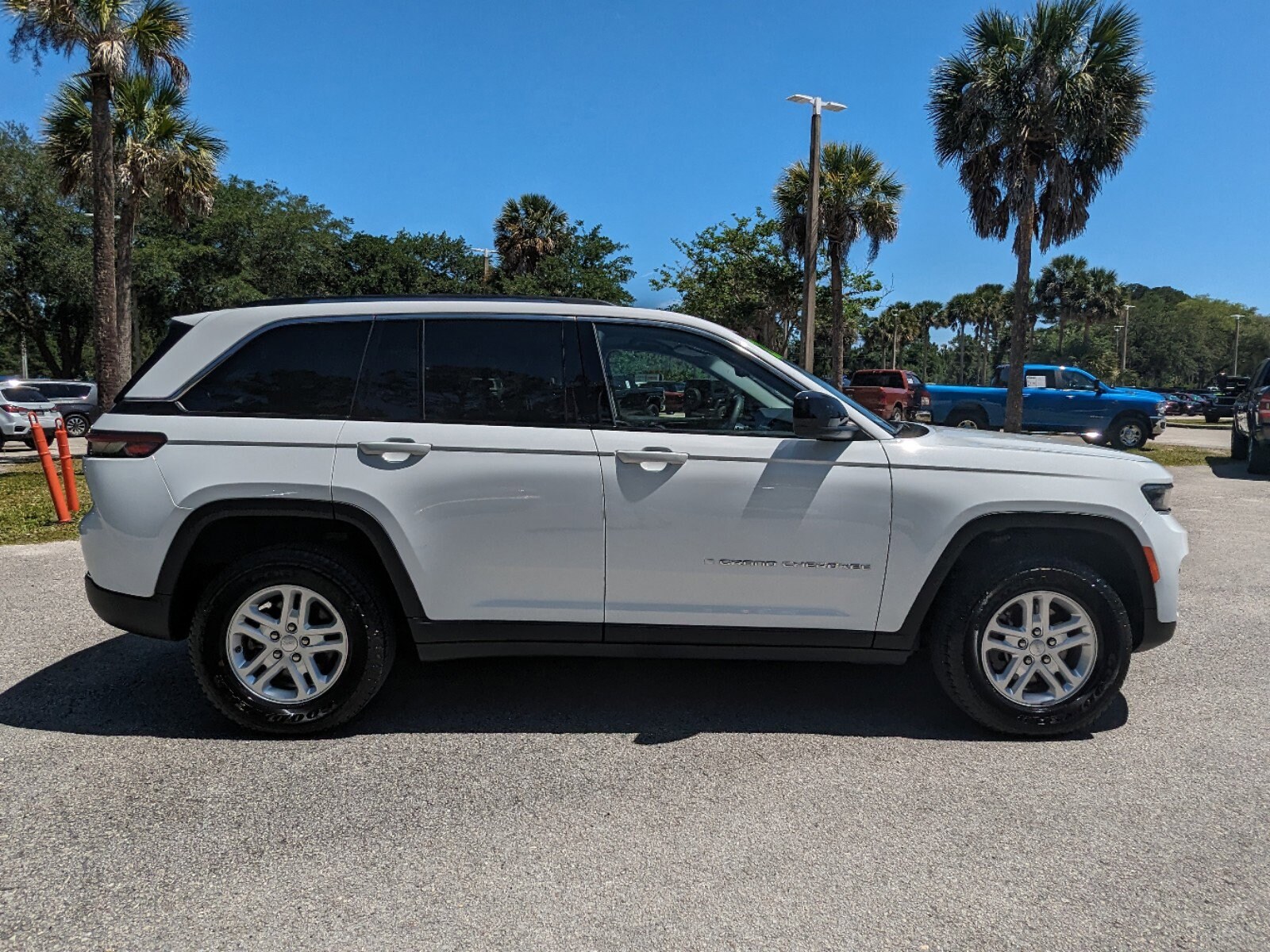 2022 Jeep Grand Cherokee Laredo photo 3