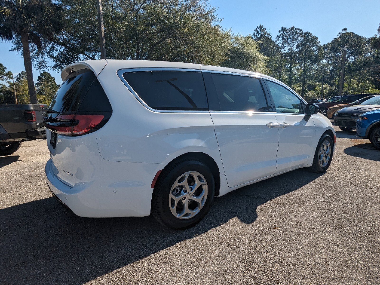 2024 Chrysler Pacifica Limited photo 4