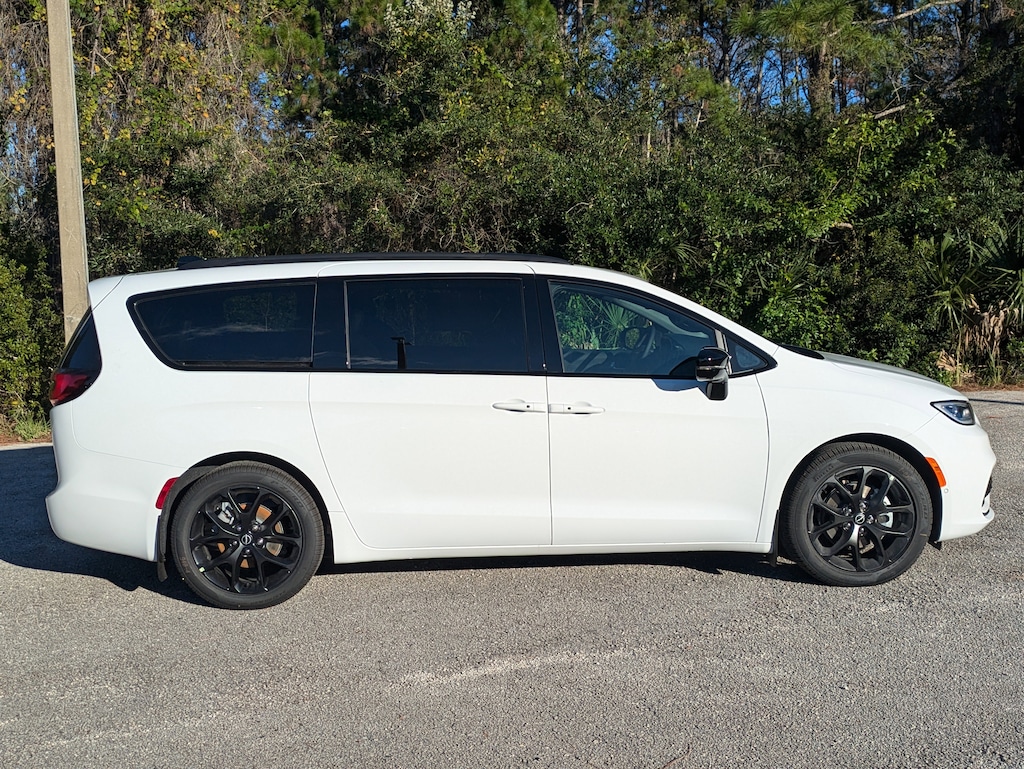 New 2026 Chrysler Pacifica SELECT Passenger Van