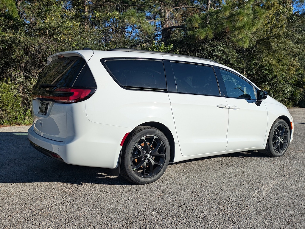 New 2026 Chrysler Pacifica SELECT Passenger Van