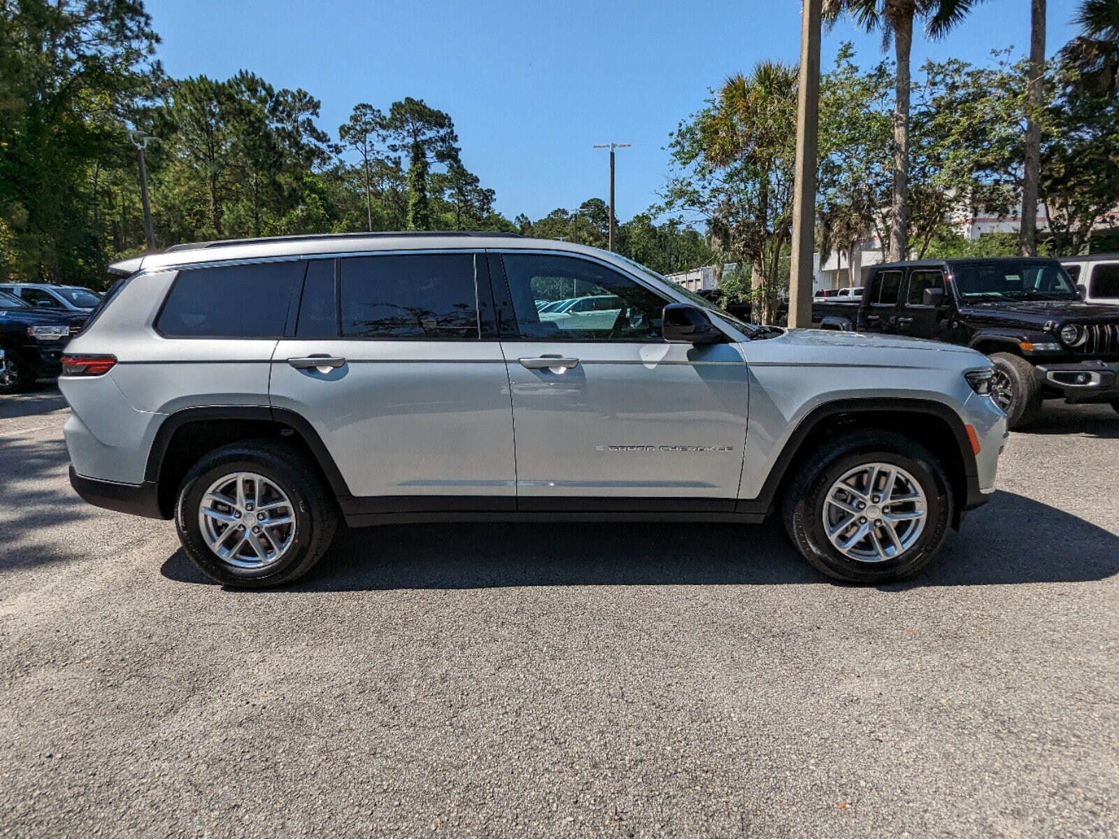 2024 Jeep Grand Cherokee L photo 2
