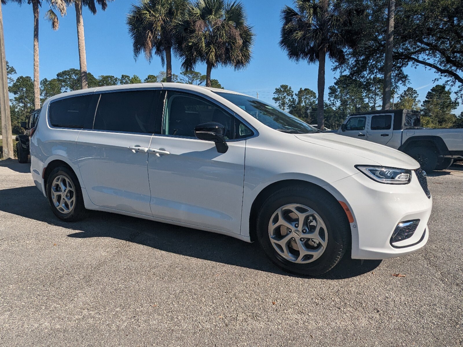 2024 Chrysler Pacifica Limited photo 2