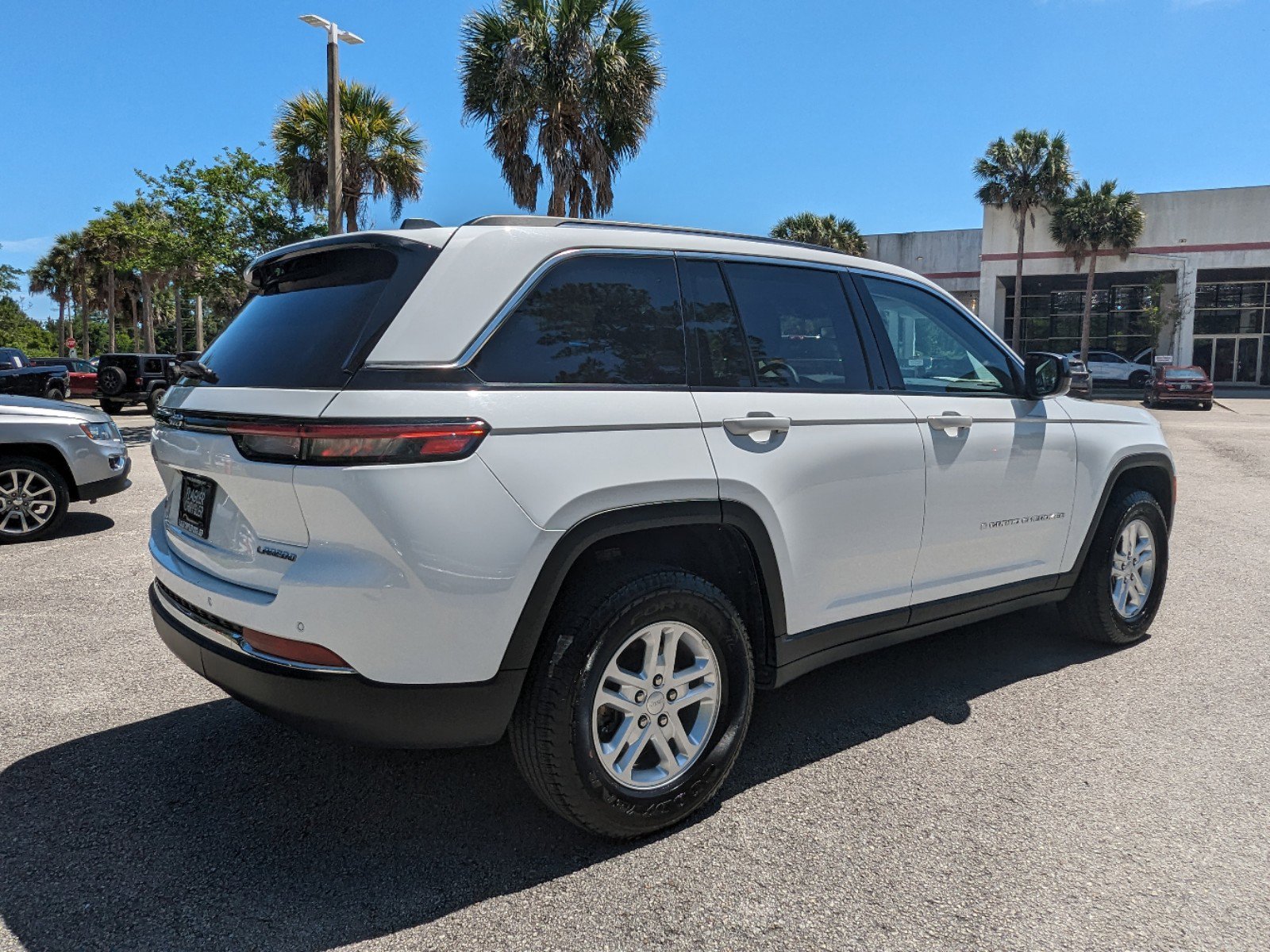 2022 Jeep Grand Cherokee Laredo photo 4
