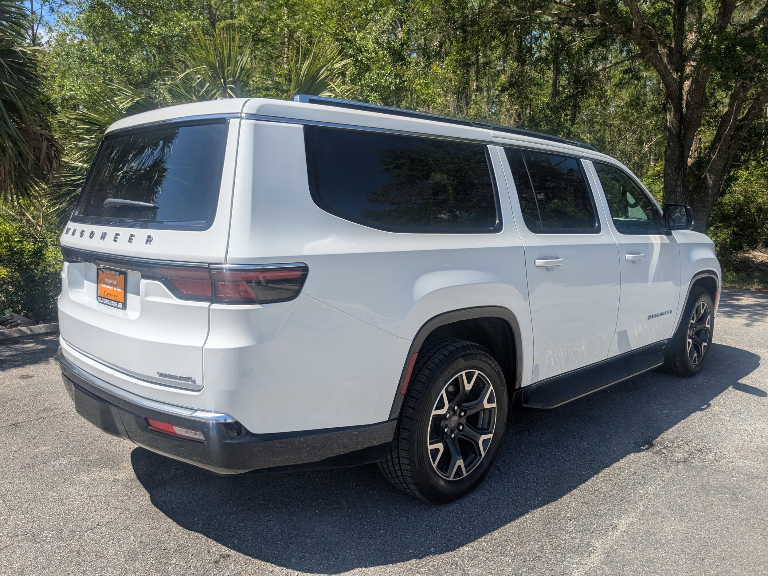 2023 Jeep Wagoneer L Series III photo 2