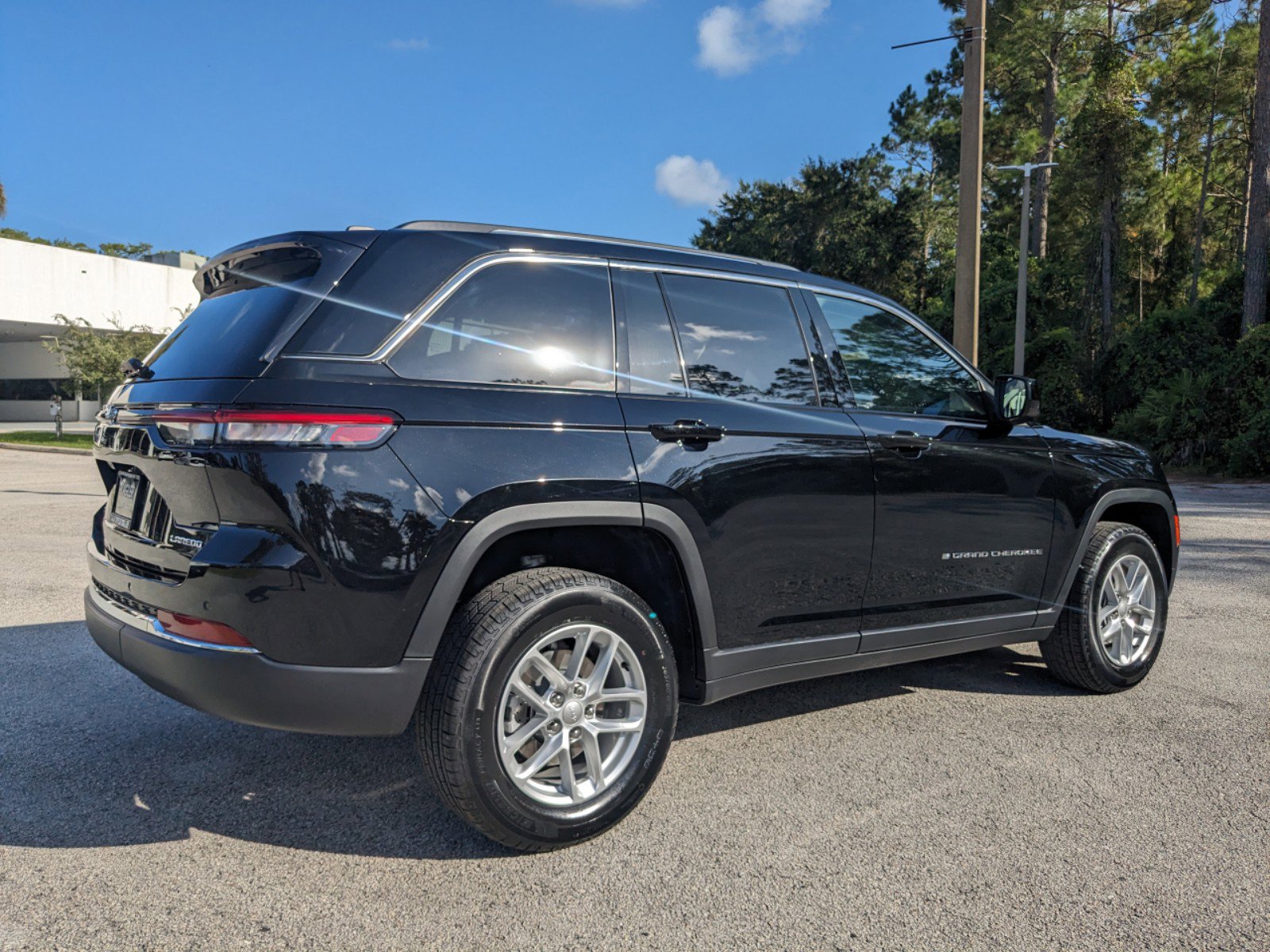 2023 Jeep Grand Cherokee Laredo photo 4