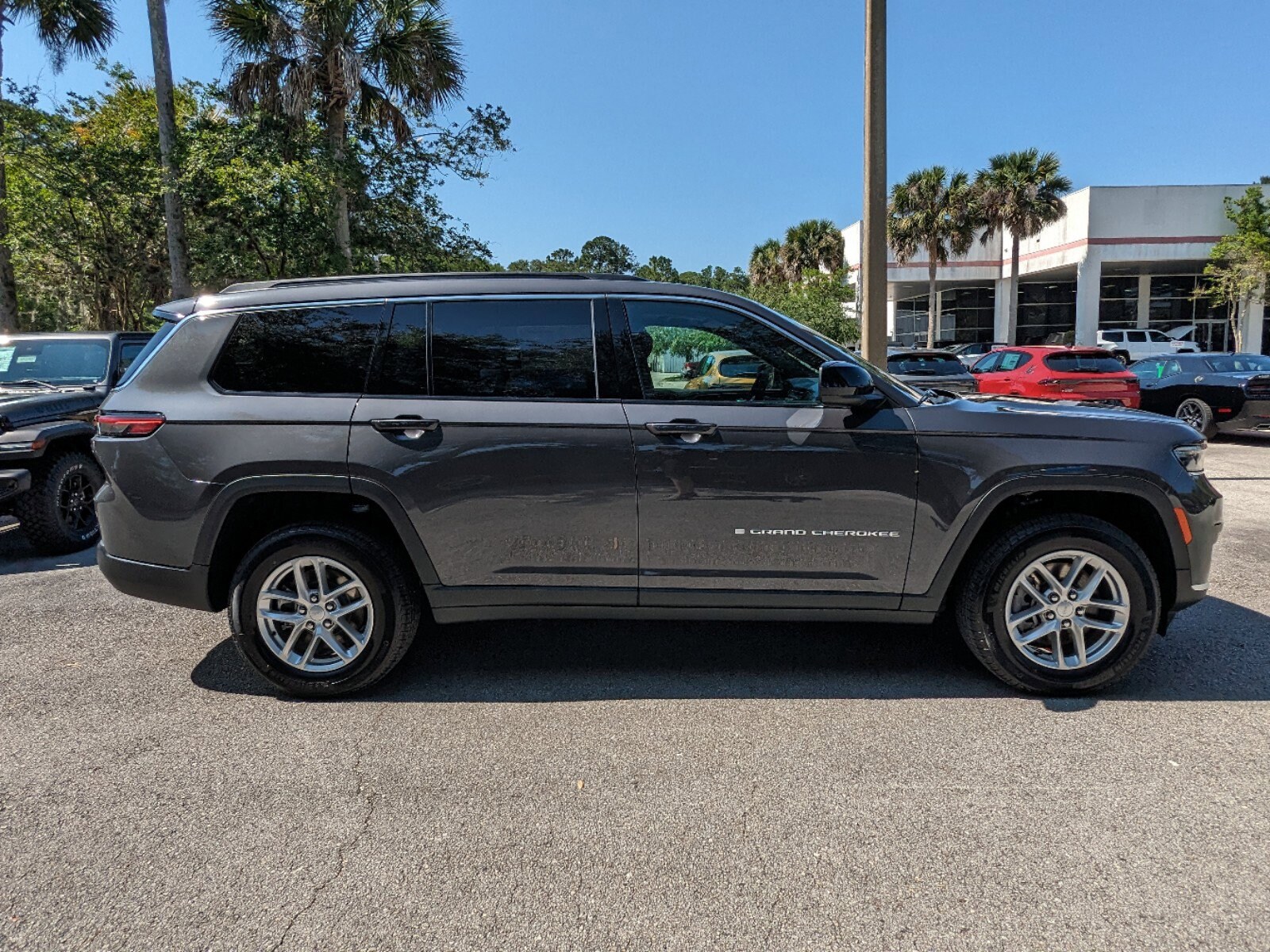2024 Jeep Grand Cherokee L photo 3