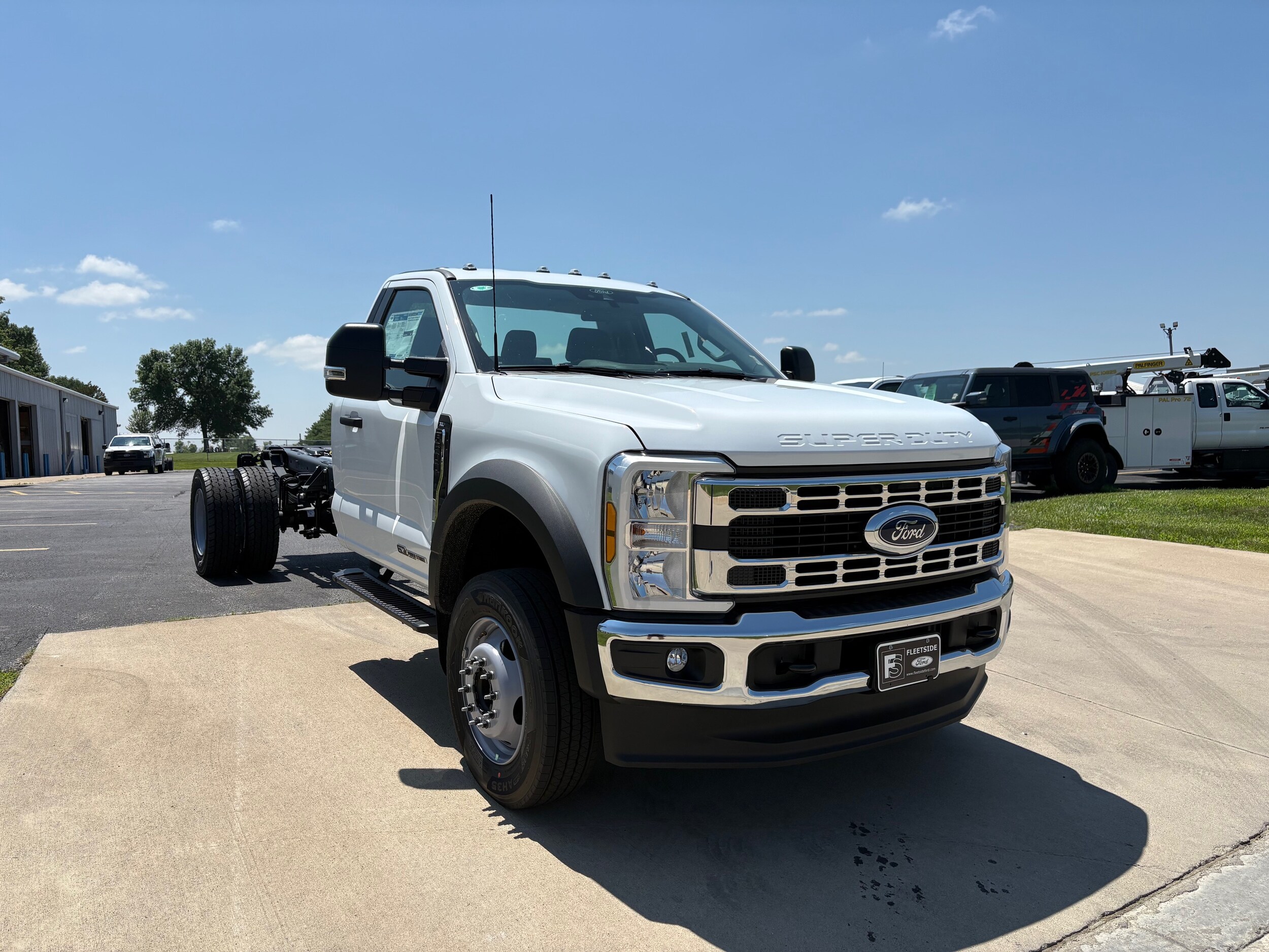 2025 Ford F-600 photo 3
