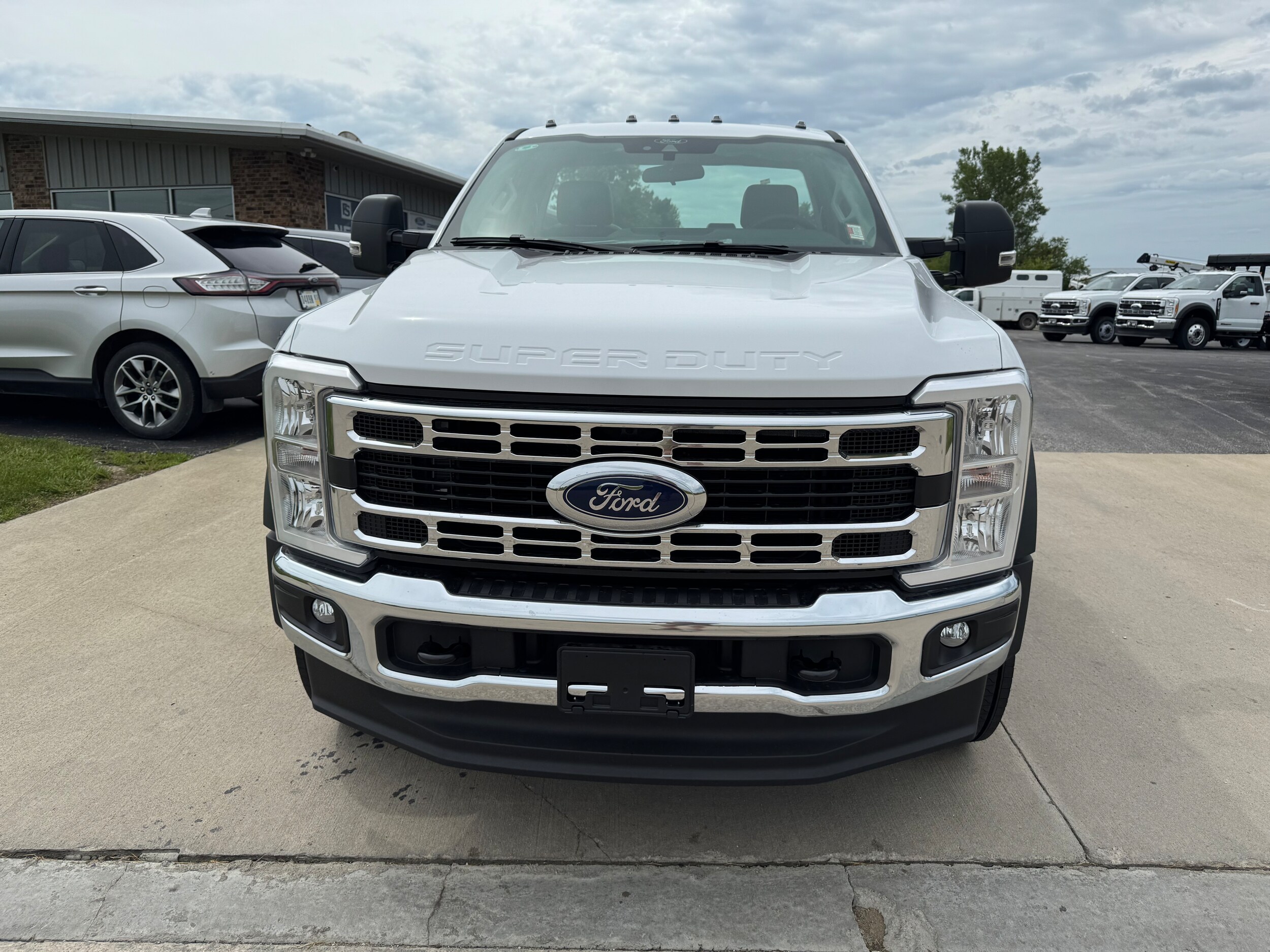 2025 Ford F-600 photo 2