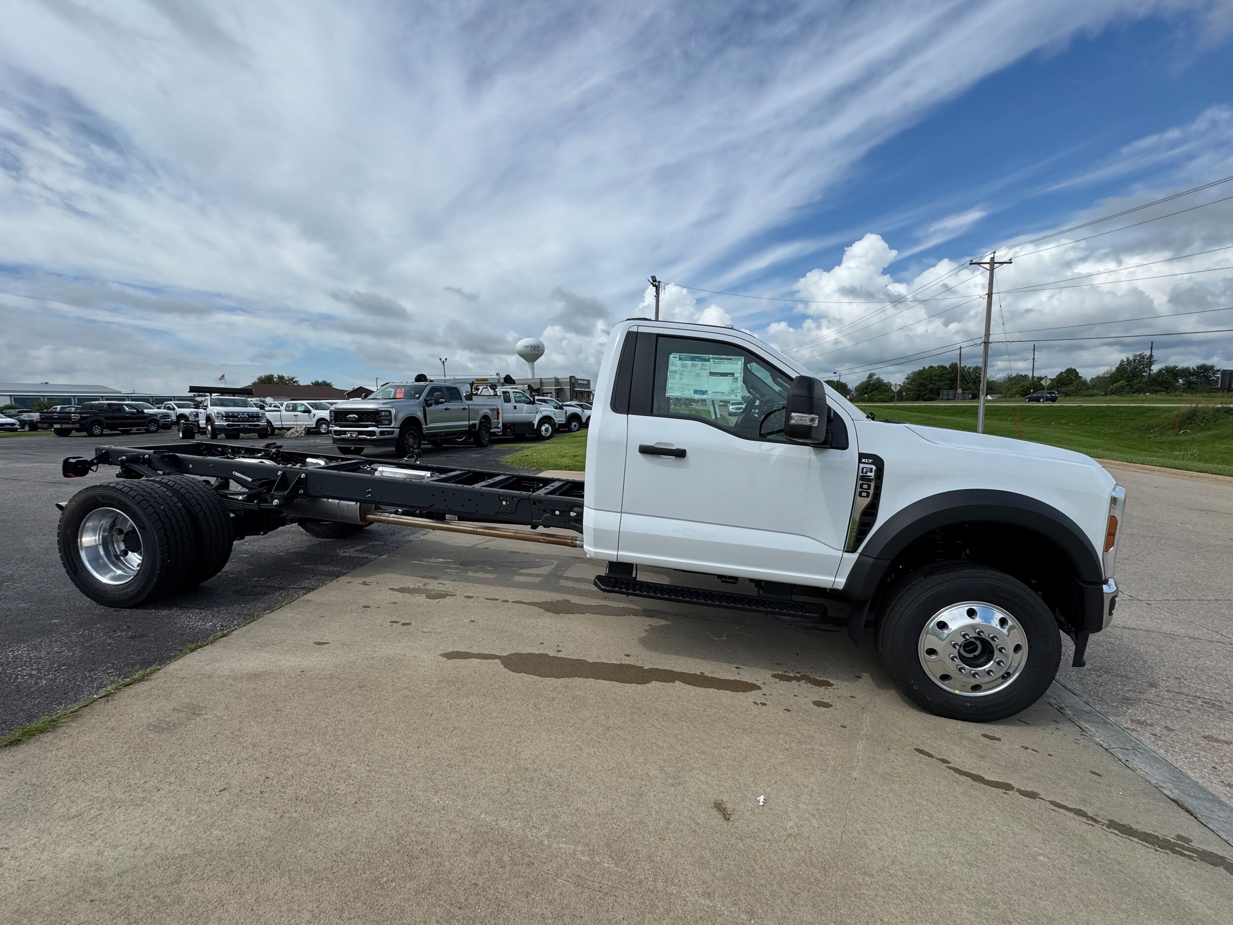 2025 Ford F-600 photo 2