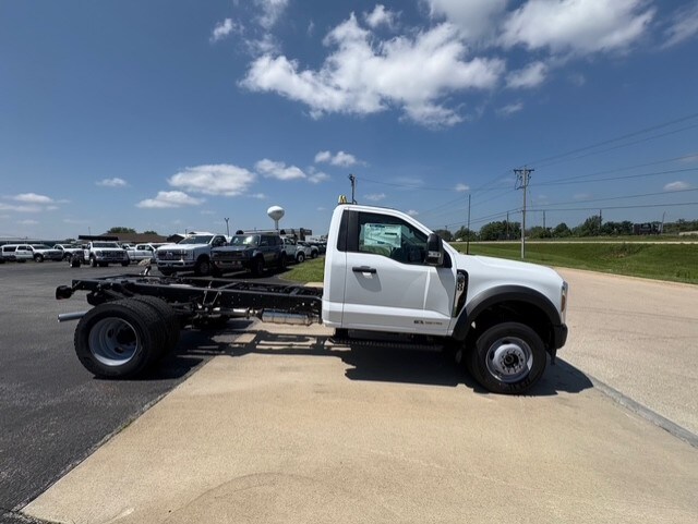 2025 Ford F-600 photo 4