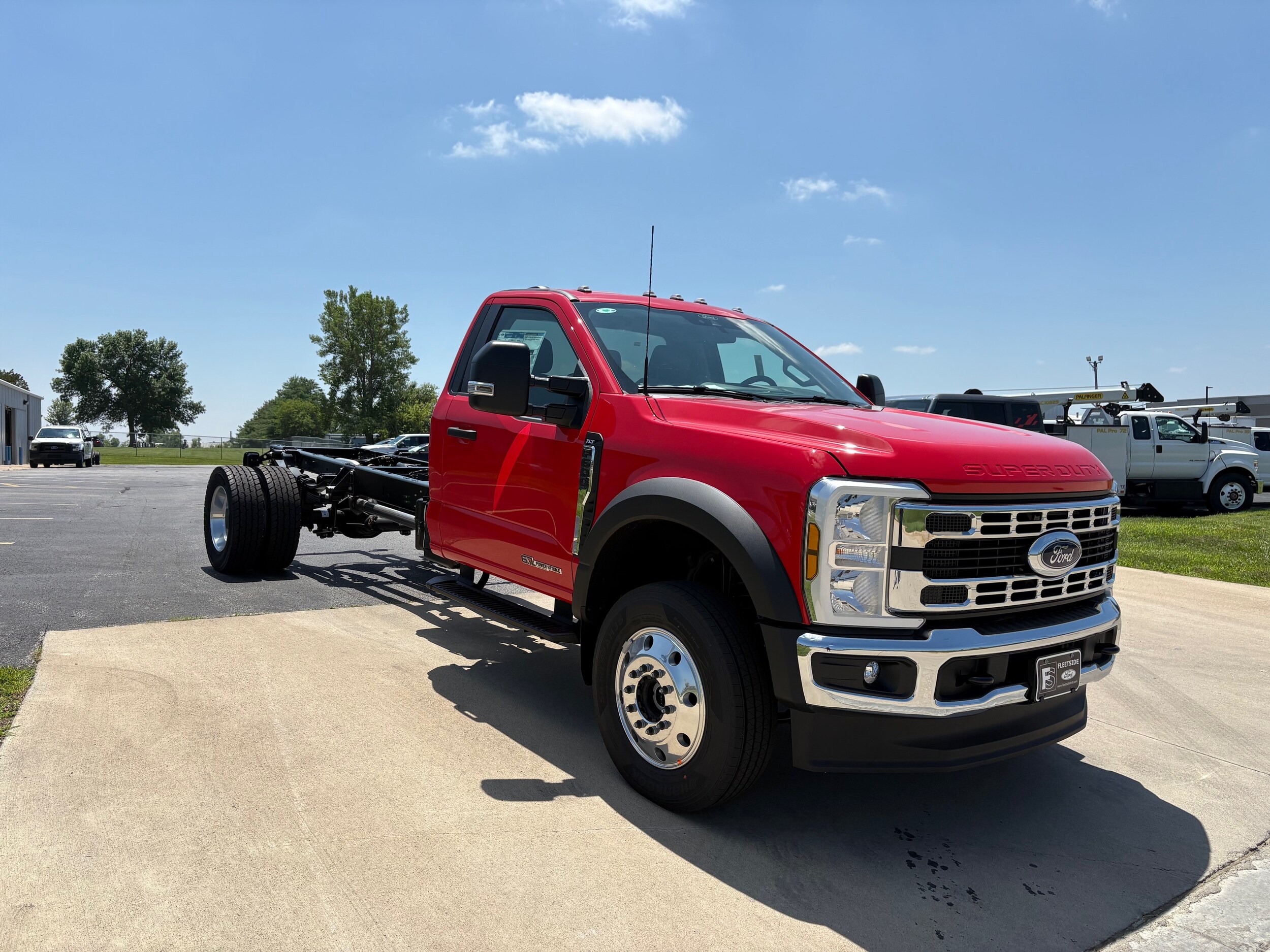 2025 Ford F-600 photo 3